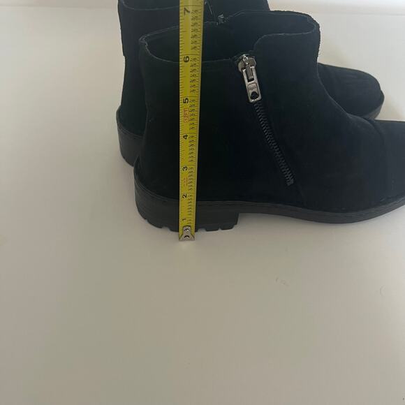 Eric Michael Women's 39 / 8.5-9 Black Suede Ankle Boot Side Zip Leather Lug Sole - Picture 5 of 8